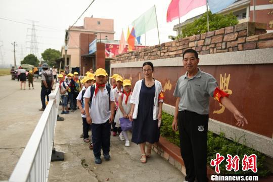 图为张志祥化身“马路卫士”守护学生出入平安。海盐宣传部供图