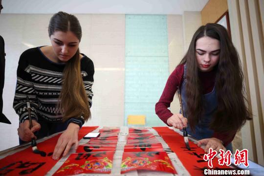 中国石油大学（华东校区）海外留学生在写春联。　胡耀杰　摄