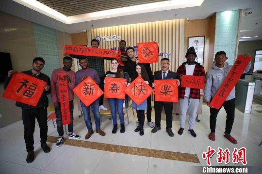 中国石油大学(华东校区)海外留学生欢度“中国年”。 胡耀杰 摄