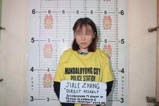 上周六因在菲律宾地铁站向一名当地警员泼豆花而被捕的中国女子张佳乐