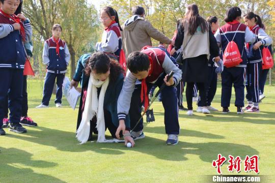 图为兰州市城关区和政路小学学生体验高尔夫。(资料图)　刘玉桃　摄