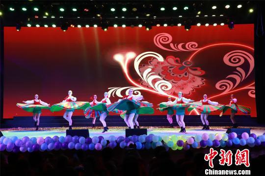 俄罗斯青年表演现场 李佳 摄