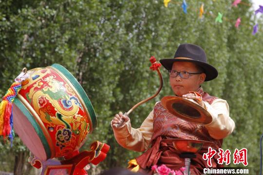 图为在拉萨市实验小学，学生在藏戏表演中伴奏。　赵朗 摄