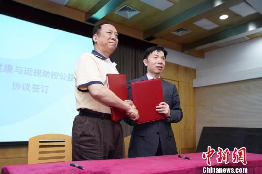 上海医疗界、教育界、学界、业界等汇聚智慧和力量,共同科学防控青少年近视。 慕梁 摄