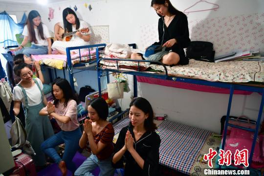 “最牛宿舍”学生多才多艺。 翟羽佳 摄