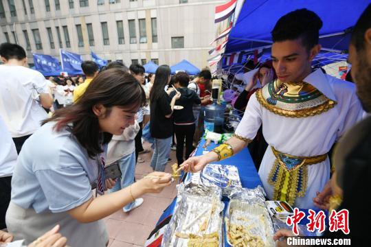 长春高校举办美食节 尝遍22个国家美味