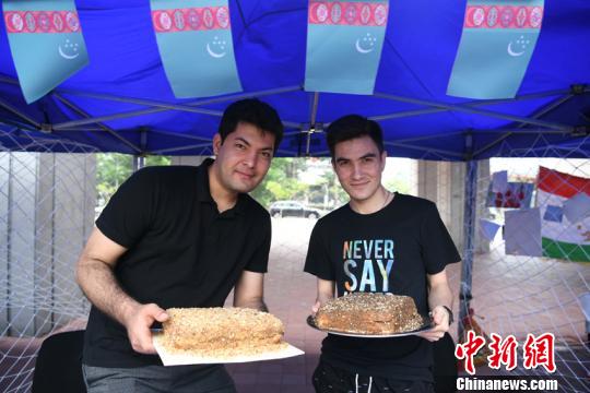 留学生们纷纷带来自己国家的美食 张瑶 摄