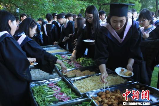 毕业生的独特节日。　沈殿成 摄