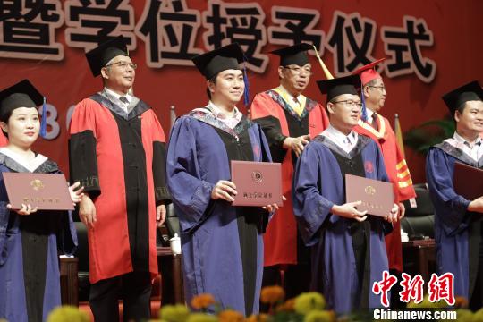 华侨大学2019届毕业典礼暨学位授予仪式上,5000名本科生和1153名研究生毕业生们依次走上主席台,接受学位证书、拨穗、合影留念。 刘沛 摄