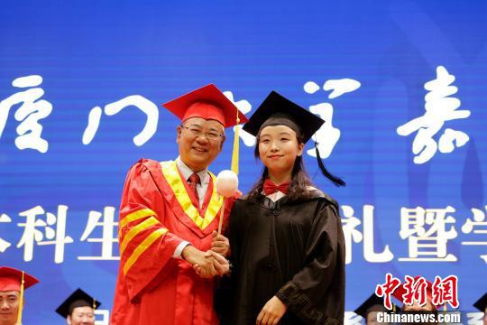 毕业生给校长送上“爱的小锤”。 朱鲜艳 摄