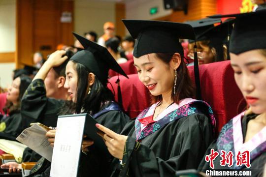 快乐毕业。 朱鲜艳 摄