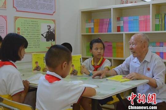 钟挺华在东安二小图书馆为学生讲雷锋故事。 严洁 摄