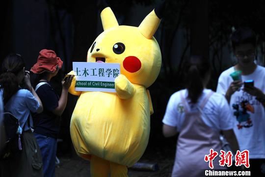 皮卡丘也来欢迎新生。 泱波 摄