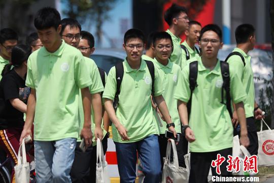 新生们集体参观校园。 泱波 摄