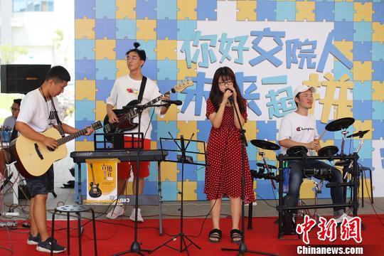 校园乐队迎接新生的到来。 泱波 摄