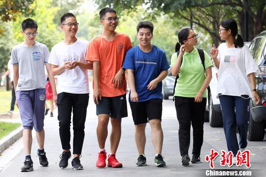 六名15岁的少年生走在校园内。　泱波 摄