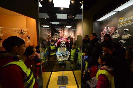 参加螺丝钉贵州游学项目的小朋友参观贵州省博物馆，了解少数民族文化。马东/摄