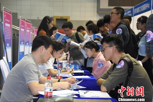 图为浙江大学站现场。　绍兴人社局供图 