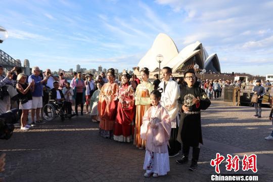 留学生的汉服快闪活动。 听月小筑 供图 摄
