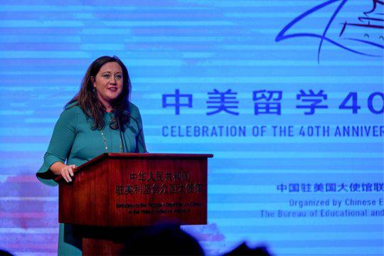 美国国务院助理国务卿帮办卡罗琳·卡萨格兰德致辞(图片来自《中国日报》)