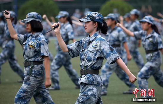 女子匕首操。 泱波 摄