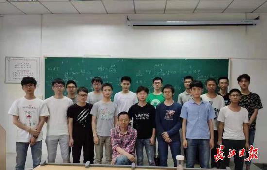 杨汉文与学生在一起