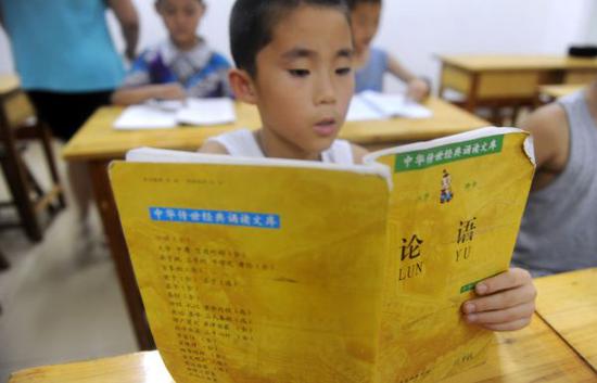 一学生们在诵读《论语》(新华社)