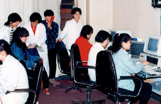 1988年,田奕(左四)等在 社科院文学所计算机室。图/受访者提供