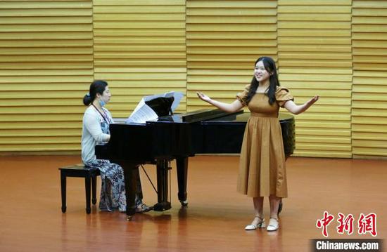 图为音乐表演类专业考生在现场参加考试。 王立燕 摄