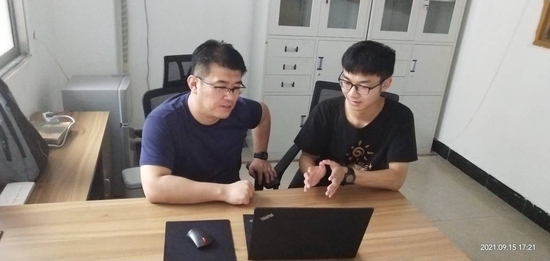 刘童与导师讨论科研项目