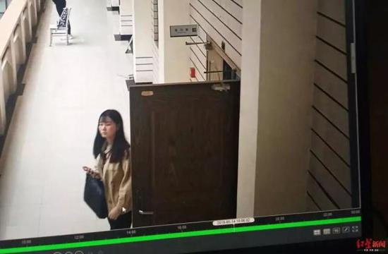 ↑小张走出图书馆监控截图（来源：红星新闻）