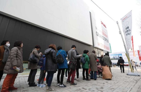 韩国市民排队看样板房