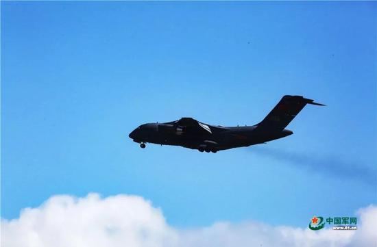 空军再招女飞行员:文理兼收 有机会读北大、清华