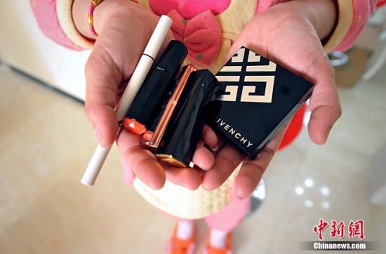 资料图:多种已经使用过的化妆品。(中新网记者 李霈韵 摄)