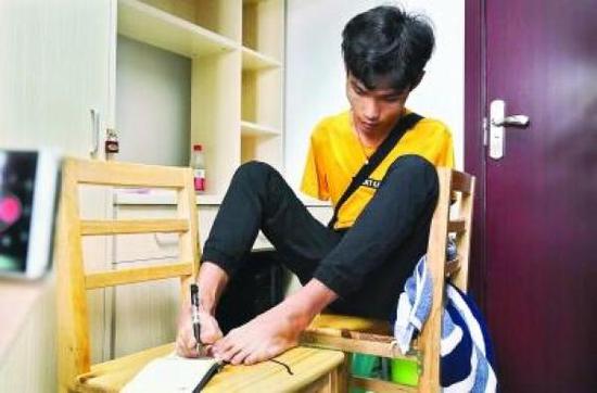 无臂青年用脚“敲”开大学校门