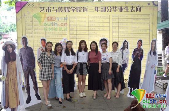 “主角”老师们与“人形立牌”合影留恋。中国青年网通讯员 周天宇 供图