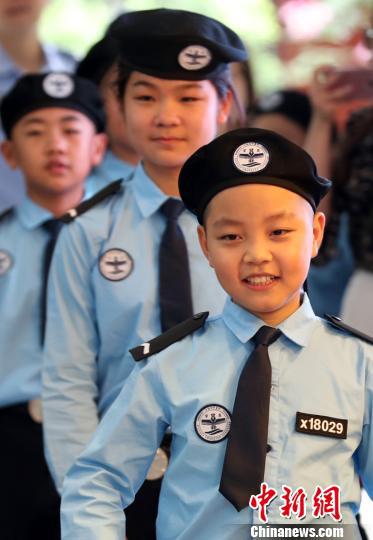 小学员们整装待发。 泱波 摄