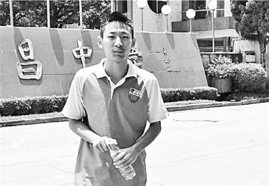 参加高考前，在遂昌中学门口拍照的郑烨。