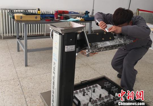 图为学生正在参加汽车机电维修项目比赛。（资料图） 刘玉桃 摄