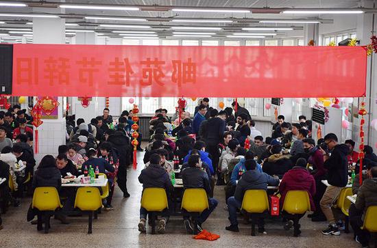 北京邮电大学学生食堂，学校为近400名春节留校过节的学生举行联谊会。
