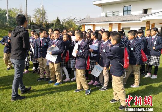 图为兰州市城关区和政路小学学生学习高尔夫运动相关知识。(资料图) 刘玉桃 摄