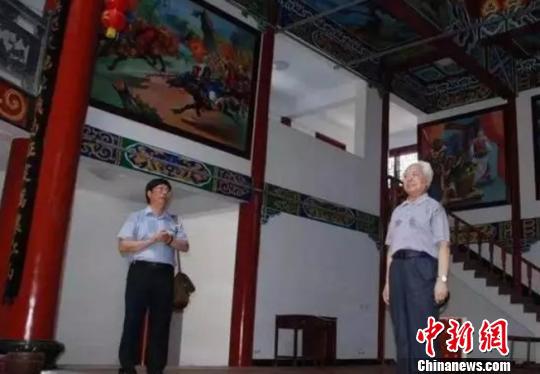 图为:2012年6月回乡时,高铭暄(右)在杨府庙戏台即兴清唱京剧 高铭暄亲属供图