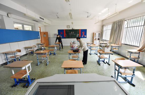 4月14日，在北京市十二中学，每间教室调整课桌距 离超过1米。