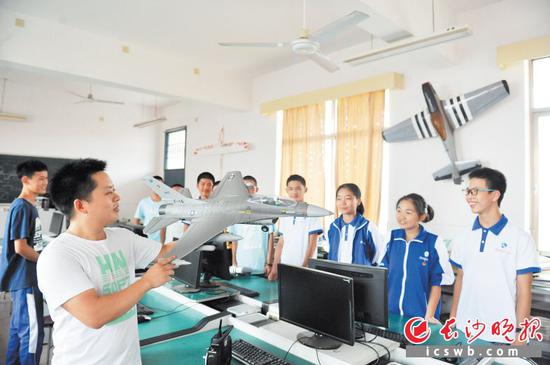 图为选择航模飞行课的学生来到科技楼上课。记者 小刘军摄