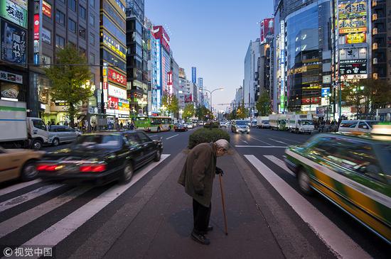 日本东京街头的老人。（图片来源：视觉中国）