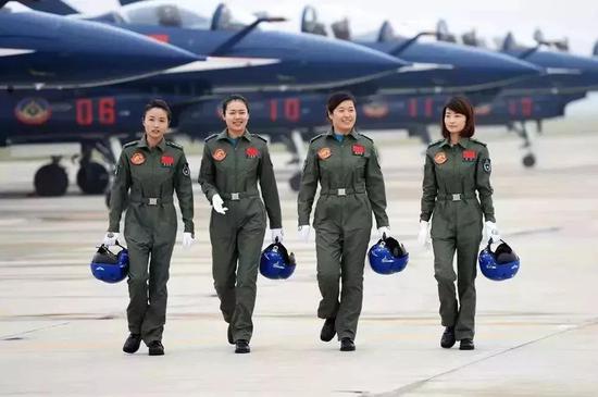 空军再招女飞行员:文理兼收 有机会读北大、清华