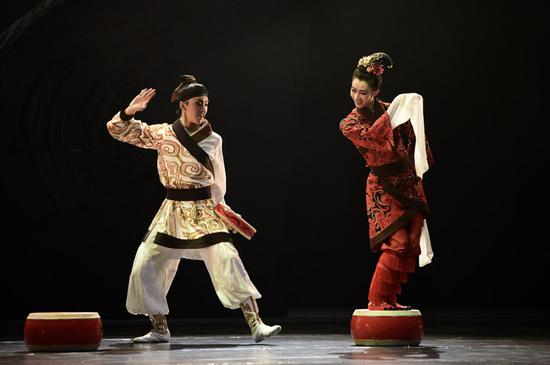 中国汉唐古典舞剧《铜雀伎》中郑飞蓬与卫斯奴一同踏鼓。