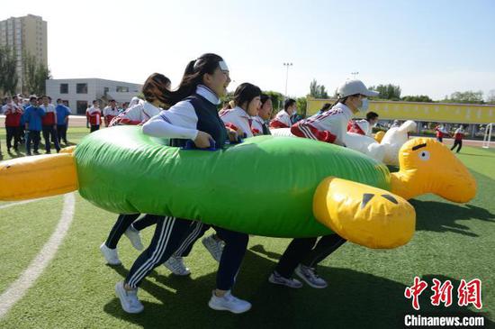 6月9日，高三学生在龟兔赛跑比赛中奋力向前。　刘文华 摄