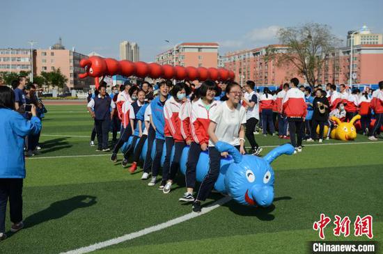 6月9日，毛毛虫竞速项目中，女生队快乐比赛。　刘文华 摄