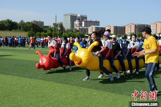 6月9日，高三学生参加毛毛虫竞速比赛。　刘文华　摄